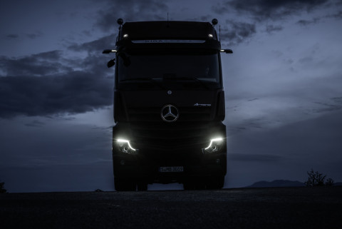 ‘사이드 미러가 사라진 최초의 트럭’ 메르세데스-벤츠 뉴 악트로스, 디지털 론칭