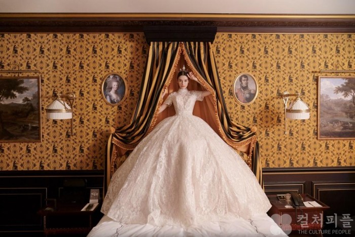 '초스물 웨딩 시대', 더욱 화려해진 2022 호텔가 봄 웨딩 트렌드는?