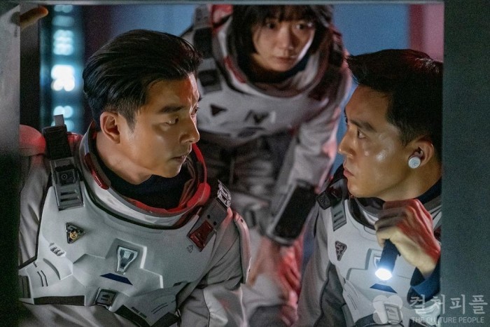 달에서 찾는 인류 생존의 단서들...미지의 공간에서 펼쳐지는 SF 미스터리 스릴러 '고요의