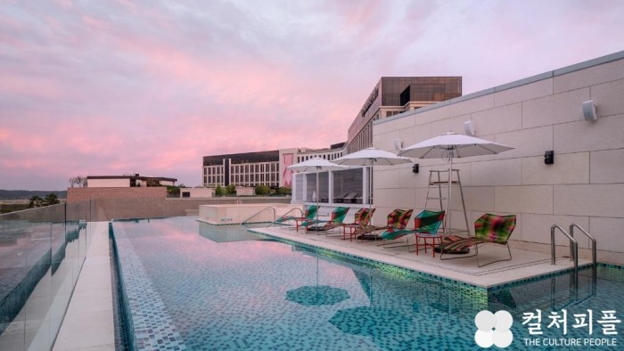 파라다이스시티 "사계절 온수풀과 어트랙션 즐기며 여유로운 주말 보내세요"