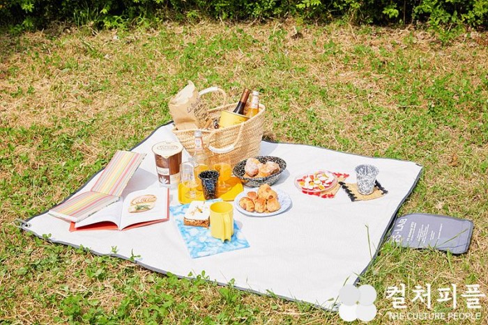 CJ CGV, 환경의 날 맞아 스크린 멀티백·매트 출시..."폐스크린 활용한 굿즈 지속 출