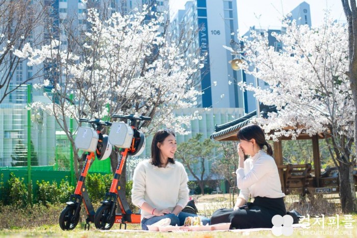 뉴런 X 스튜디오 더미, '헬멧'과 '콘솔박스' 달린 전동킥보드 파일럿 프로젝트