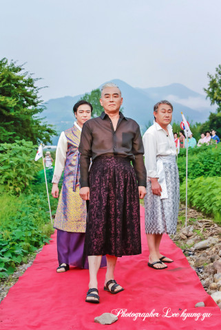 한국시니어스타협회, 국내 최초 ‘남성 치마 패션쇼’ 개최