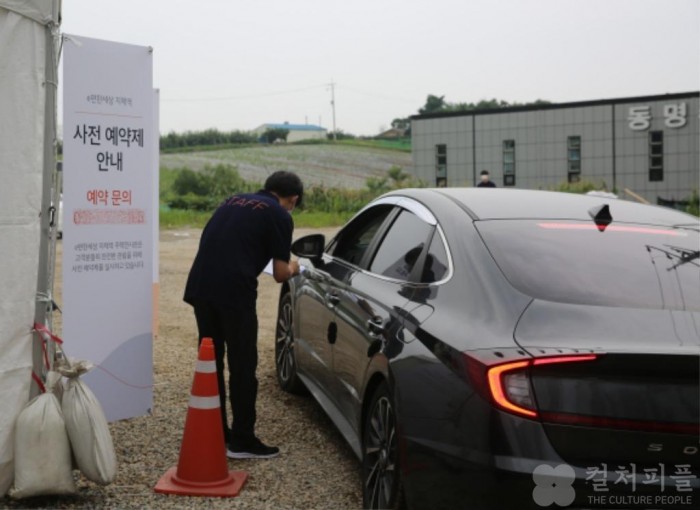 모델하우스 방문 이색 문화..."드라이브스루·덧신·차량대기" 눈길