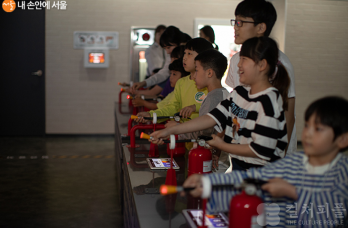 "VR·방탈출게임으로 배워요"…목동 재난체험관 개관