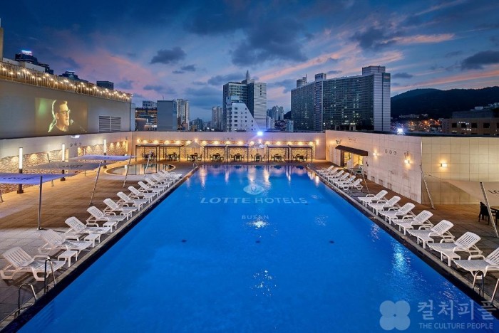 부산롯데호텔, '맘 편한 야외 수영장' 선보여...가족용 3, 4인용 패키지부터 키즈 플레