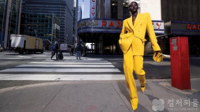 마이클 코어스, 대담하고 세련된 2022 가을/겨울 캠페인 공개