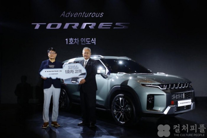 쌍용자동차, 토레스 1호차 협력 업체 대표에 전달