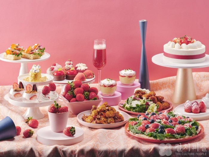 “금값 된 겨울딸기, 무제한” 인터컨티넨탈 딸기 뷔페 흥행...매출 전년비 3배↑