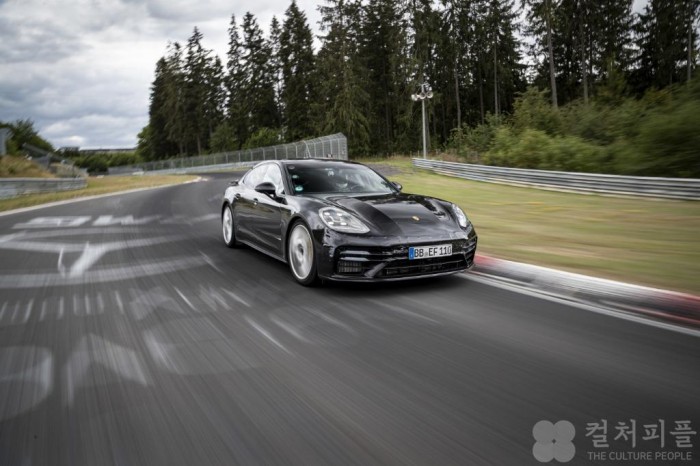 미쉐린 파일롯 스포츠 컵 2 장착 신형 포르쉐 파나메라, 뉘르부르크링 랩 타임 신기록