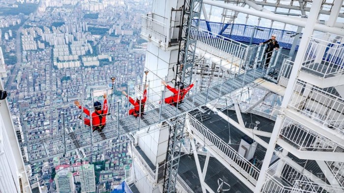화제의 그 놀이기구! 짜릿한 체험과 호캉스를 한 번에...롯데호텔 월드, ‘브릿지 투어 위