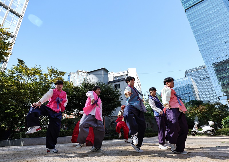 ‘2023 한복문화주간’이 시작된 16일 서울 종로구 청진공원에서 한복을 입은 댄서들이 공연을 하고 있다. 올해 6회째를 맞은 ‘2023 한복문화주간’은 이날부터 22일까지 서울 종로구를 거점으로 전국각지에서 전시·체험·패션쇼 등 한복 관련 프로그램을 선보인다. (사진=저작권자(c) 뉴스1, 무단 전재-재배포 금지)