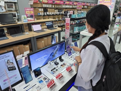 한국 2030은 脫아이폰, 베트남은…이재용 농담 '경고음' 되나