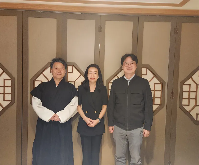 정부의 한복 정책 연구논문을 공동 발표한 박후근 한국한복진흥원장(맨 왼쪽)과 백석원 아시아여론연구소 부소장, 배관표 충남대 교수(맨 오른쪽). 박 원장 제공