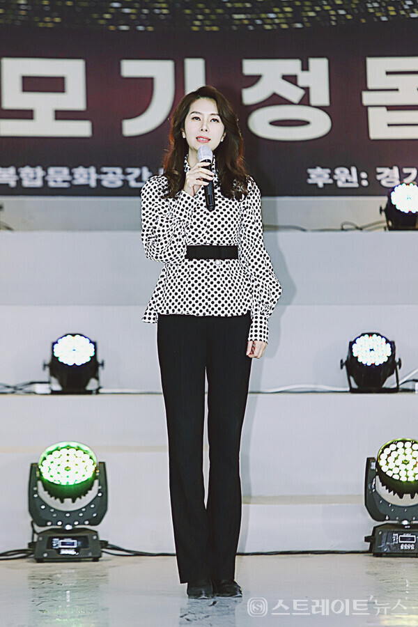 ▲유니버셜모델협회 김수정 회장이 패션쇼에 앞서 하남시종합사회복지관에 기부 증정식을 진행하고 있다. (제2회 유니버셜모델협회 한부모 가정돕기 패션쇼) / 양용은 기자 taeji1368@naver.com