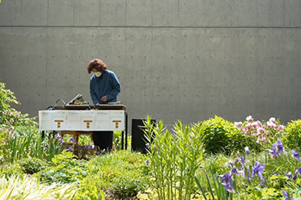 DJ Mellan이 미술관 중정 블루밍 메도우에서 '블루메 테이블' 턴테이블 론칭행사에서 디제잉하는 모습이 유투브로 실시간 중계됐다. ⓒ블루메미술관