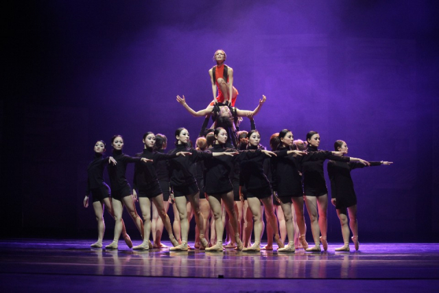 이번 축제의 마지막 무대를 장식하는 전효진 댄스컴퍼니의 군무 공연 모습. 수성아트피아 제공