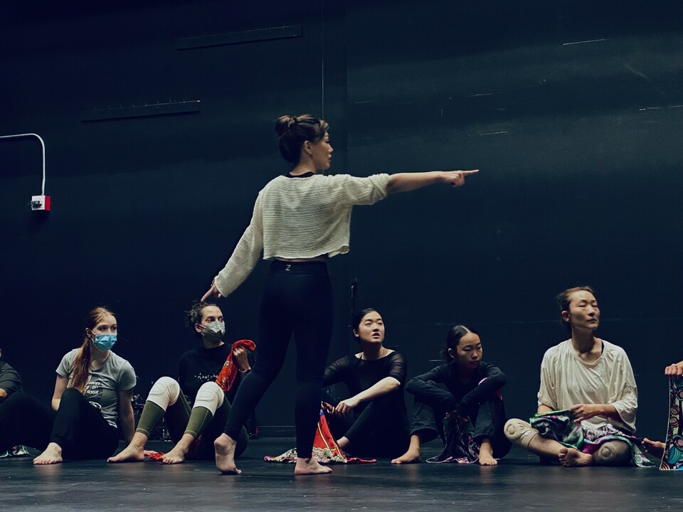 공연을 앞두고 맹연습중인 무용단원들