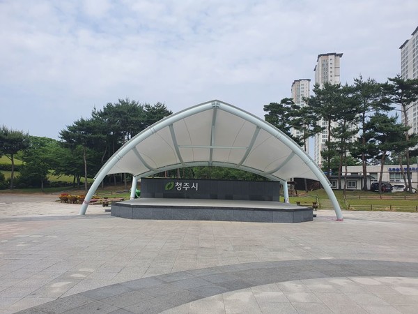 【청주일보】 청주오송읍, 호수공원 광장 내 야외무대. '사진=오송읍 제공' 박창서 기자