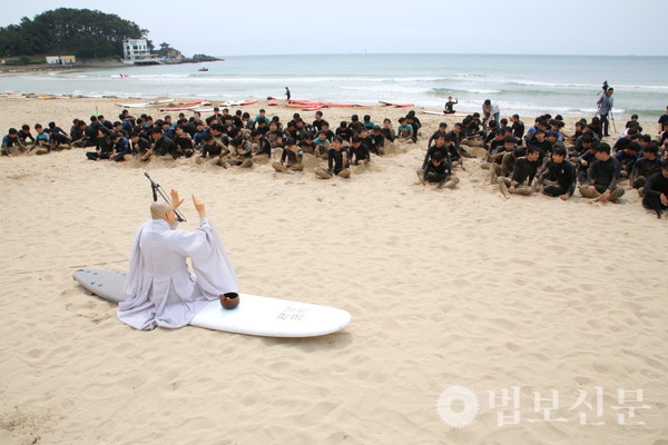부산명상협회(BMA)는 부산 대운사, 명경문화재단, 사단법인 쿠무다, 부산서핑협회와 함께 오는 6월 28일~29일 양일간 송정해수욕장 일원에서 ‘제2회 부산 글로벌 명상 문화 페스티벌’을 개최한다. 사진은  지난 5월23일 해운대중 3학년 대상 ‘서핑과 함께하는 선명상’. 