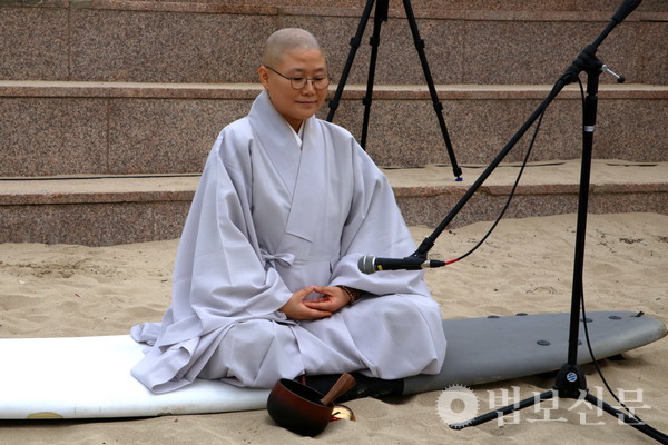 행사는 28일 오전10시30분 부산명상협회 회장 주석 스님 등이 함께하는 오프닝 해변명상으로 시작을 알린다. 