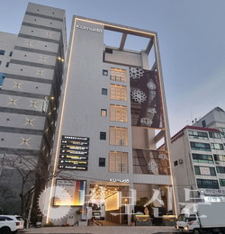 부산 송정해수욕장에 위치한 쿠무다 명상문화센터.