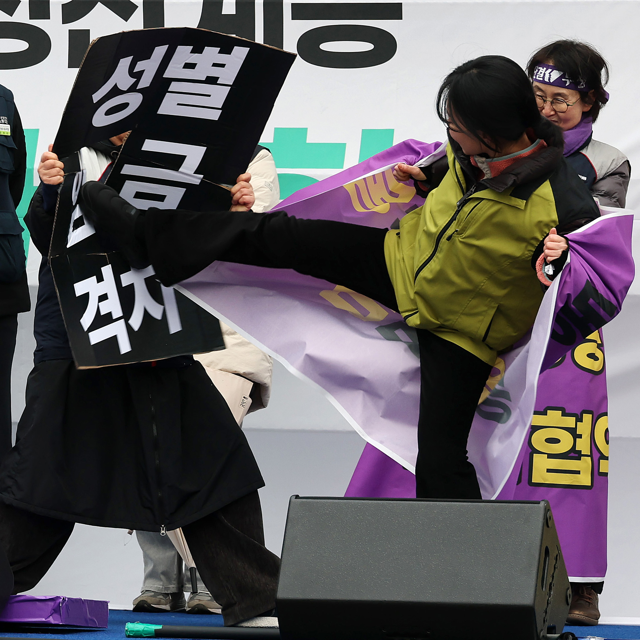 "성별 임금 격차 해소, 동일 임금 쟁취"