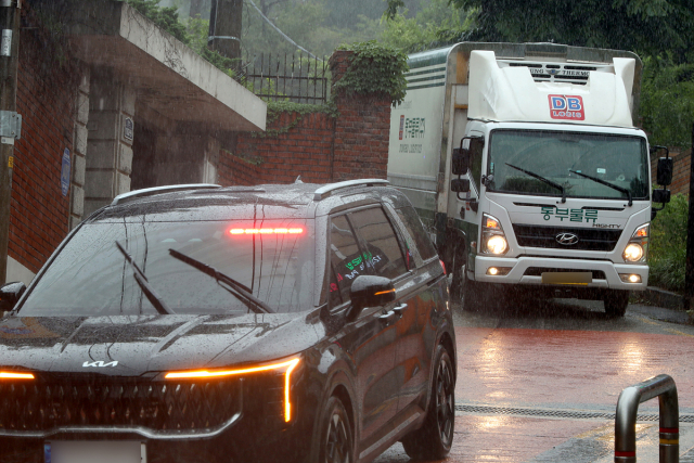 지난 2일, 대구간송미술관 전시 예정 유물이 호송차량의 도움을 받아 서울 성북구 간송미술관을 떠나고 있다. 간송미술문화재단 제공