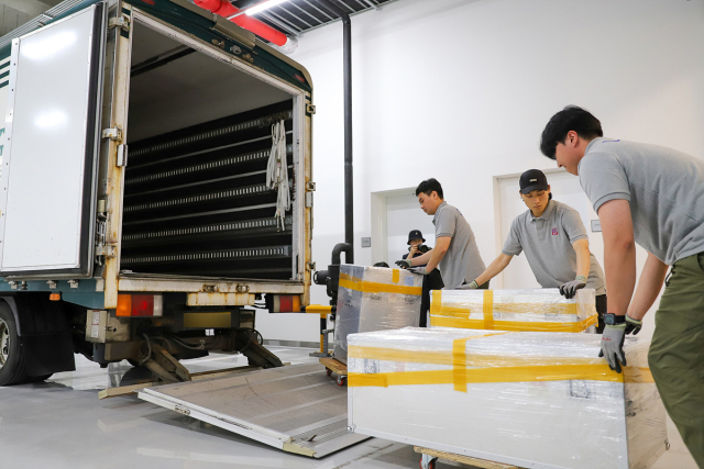 지난 2일 무진동 차량을 이용해 대구간송미술관에 도착한 유물들이 대구간송미술관에 하차되고 있다. 간송미술문화재단 제공