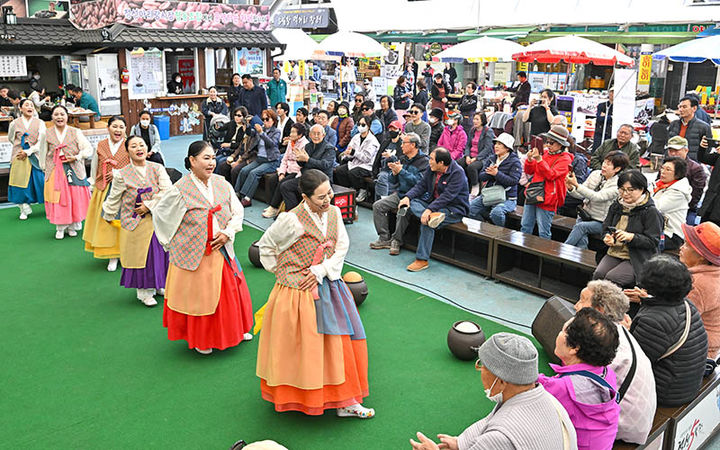맛·멋·흥이 어우러지는 대한민국 명품 정선5일장이 2일 정선5일장터에서 흥겨운 문화공연이 펼쳐지고 있다.(사진=정선군 제공) 