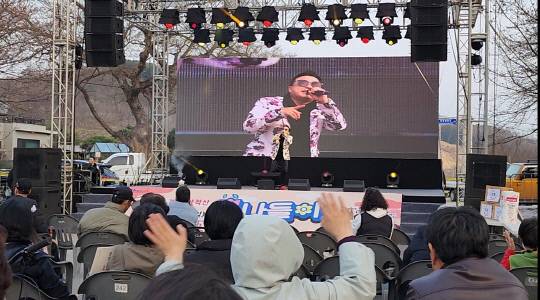 계룡시문화관광재단이 주관하는 '계룡 향적산 봄나들이' 행사가 4일 개막해 봄기운을 만끽하려는 시민들이 축제장에 나와 봄의 정취를 즐겼다. 이번 행사는 오는 6일까지 엄사면 향한리 일원에서 3일간 열린다. 정종만 기자