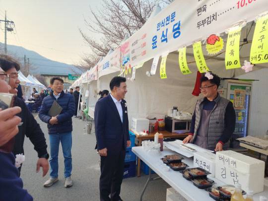 3일 이응우 계룡시장도 행사장을 직접 찾아 시민들과 함께 봄의 정취를 만끽했다. 시민들은 이 시장과 함께 벚꽃을 배경으로 기념사진을 찍으며 특별한 봄날의 추억을 남겼다. 정종만 기자