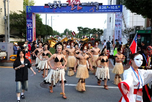 안동국제탈춤페스티벌 개막식 거리 퍼레이드가 진행하고 있다.